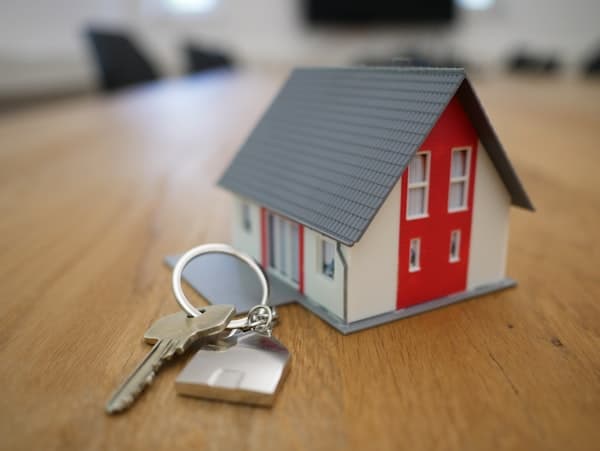 House keys representing cash offer
